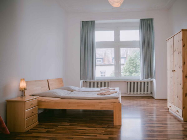 Ansicht eines Zimmers mit Doppelbett