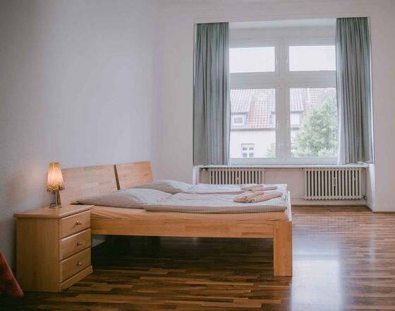 Ansicht eines Zimmers mit Doppelbett